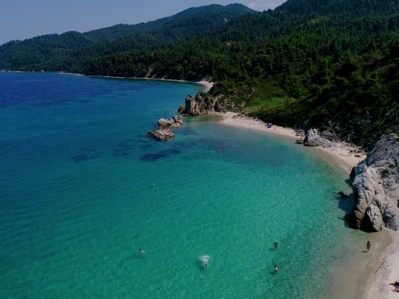 Halkidiki nudi raznovrstan smeštaj, blizinu Soluna, razne plaže i pogodnosti za porodice i mlade turiste.