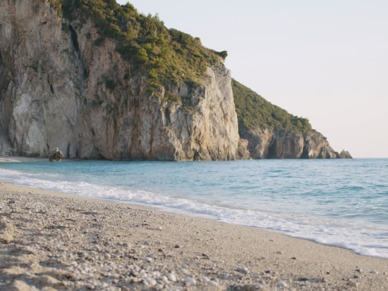 Lefkada nudi prelepe plaže, lako je dostupna mostom i ima širok izbor smeštaja za sve budžete.