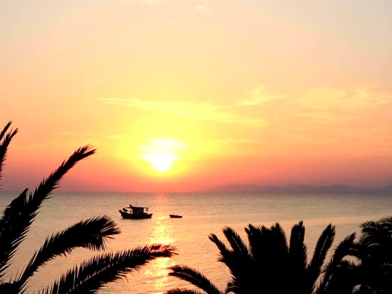 Sitonija nudi mirne plaže, privatnost, raznovrstan smeštaj i idealna je za parove i porodice koje vole prirodu.