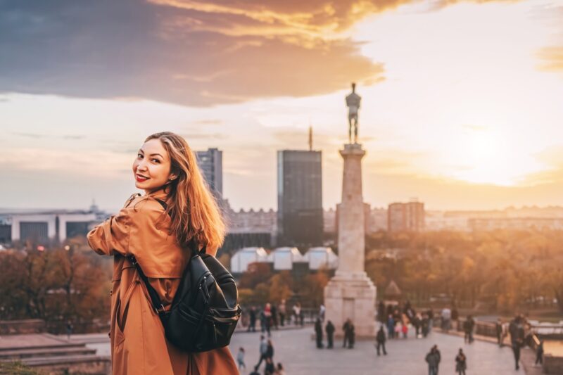 devojka pozira na kalemegdanu
