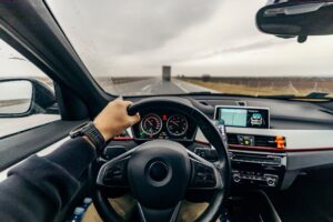 momak vozi automobil po autoputu