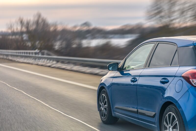 automobil na autoputu