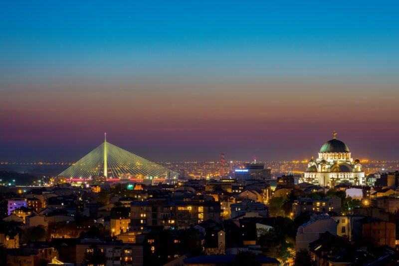 prikaz beograda noću, fokus na mostu na adi i hram svetog save