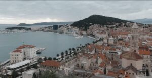 Pogled na Split, Rivu i Dioklecijanovu palatu tokom oblačnog jesenjeg dana.