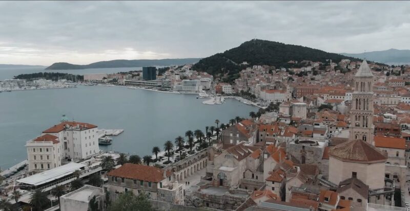 Pogled na Split, Rivu i Dioklecijanovu palatu tokom oblačnog jesenjeg dana.